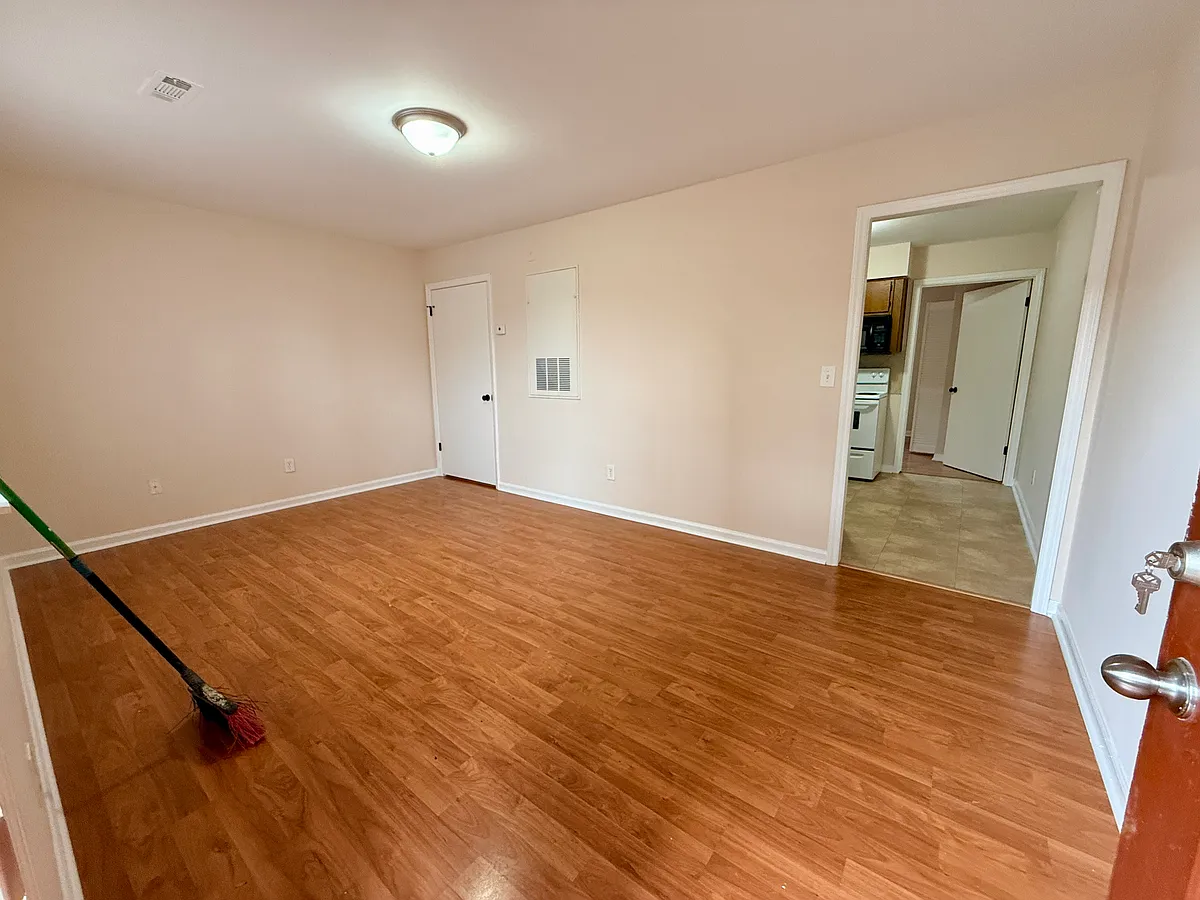 Building Photo - 1309 Hudson Ave #C4
