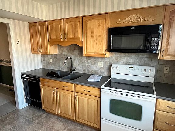 2nd image of 1831 Carlton Dr