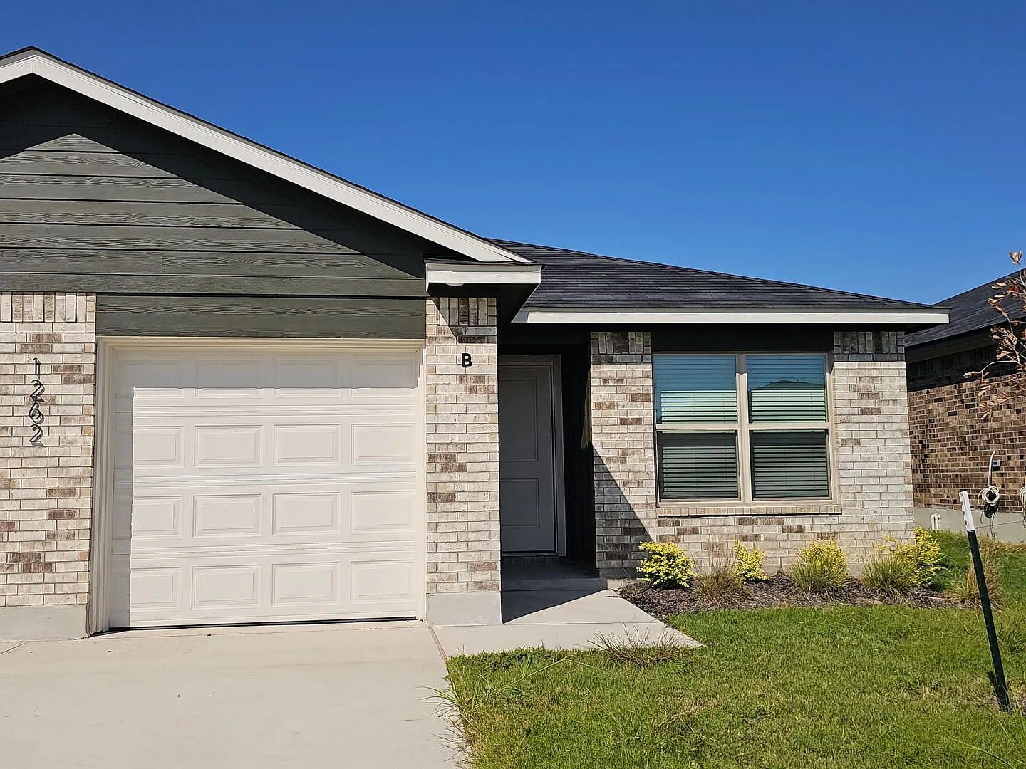 1262 Lehmann Dr — Photo 1