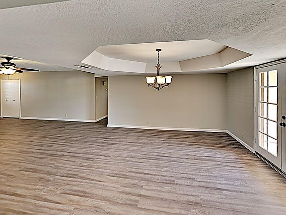 3rd image of 1923 E Jacaranda Cir