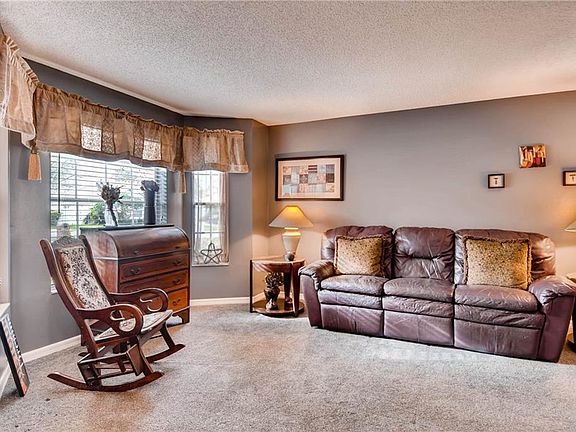 5th image of 327 Sterling Lake Dr