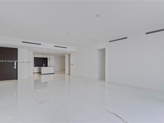 5th image of 300 Biscayne Boulevard Way #1403