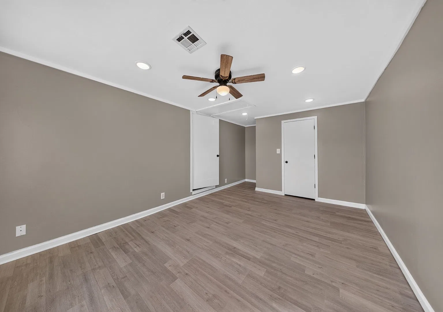 221 SE Wilshire Ave — Photo 4