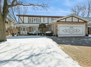 1005 E Cardinal Ln, Mount Prospect, IL 60056