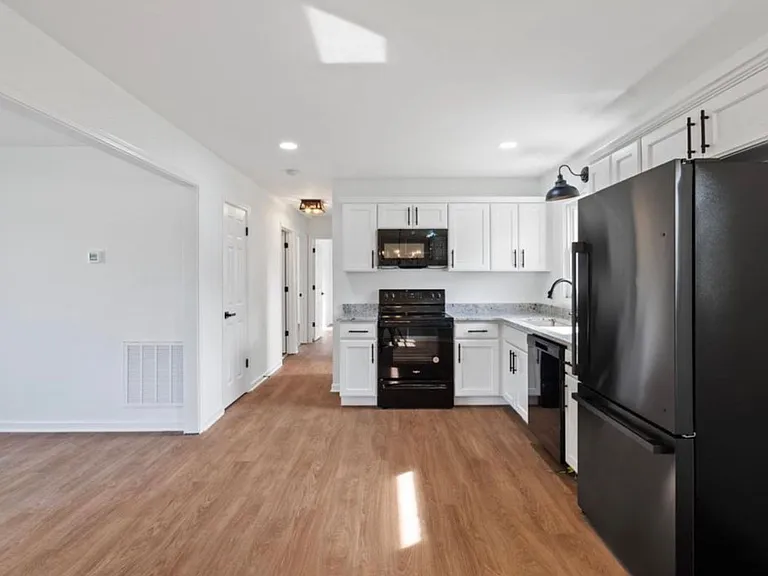 1124 Jackson St — Photo 15