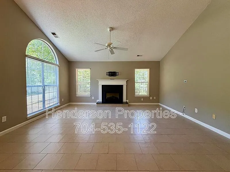 3 bed, 2.0 bath, 1413 sqft, $1,850 — Photo 3