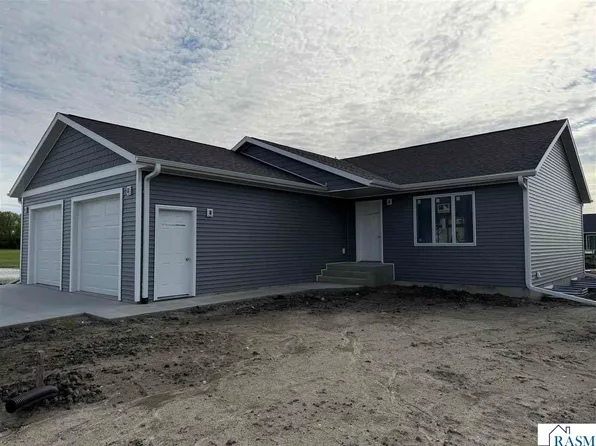 14 Village Ln, New Ulm, MN 56073