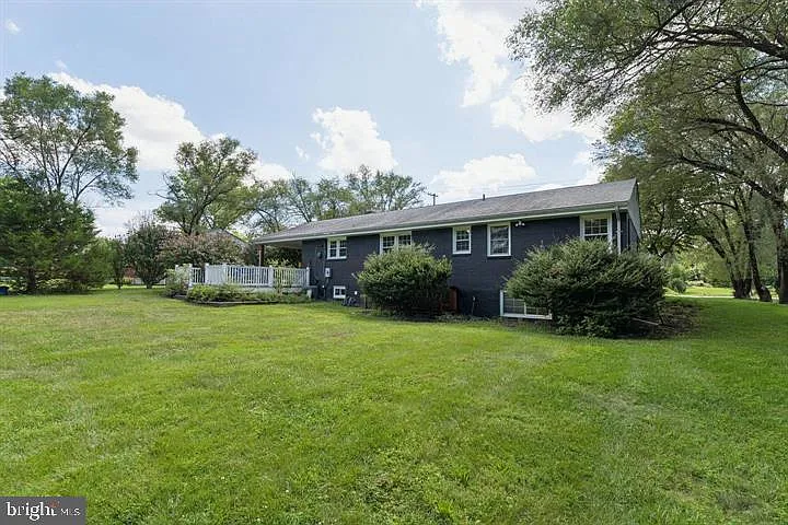 3 bed, 2.0 bath, 2374 sqft, $3,400 — Photo 2