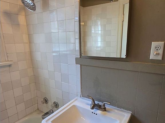 5th image of 1301 1/2 Louise Ave #0