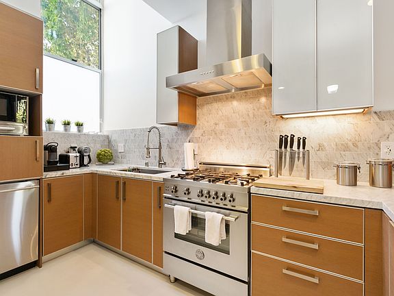 4th image of 1220 N Orange Grove Ave #13