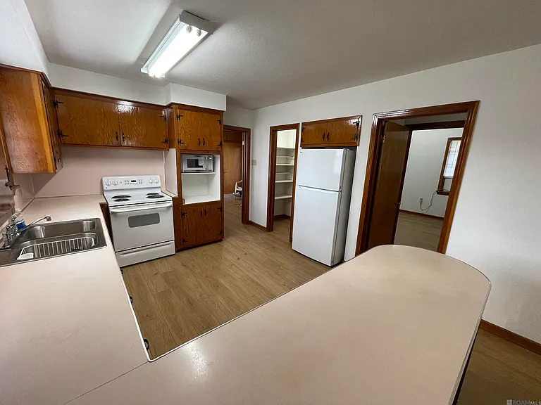 8037 Florida Blvd — Photo 5