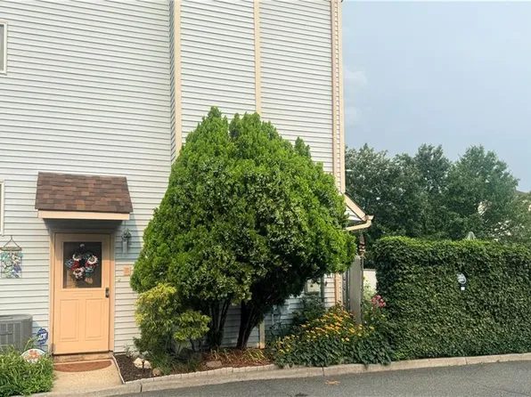 15 Phyllis Ct, Staten Island, NY 10309