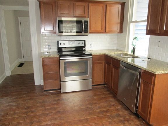 5th image of 1533 Woodburn Ave
