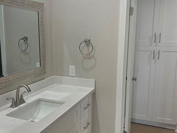 5th image of 3300 Yorktown St APT 19