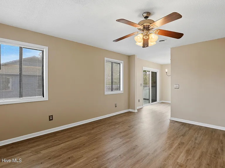 1299 Wellington Ave — Photo 6
