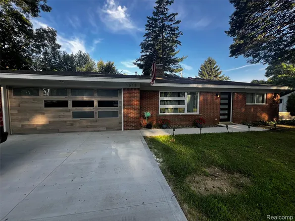 1615 Ladd Rd, Wolverine Lake, MI 48390