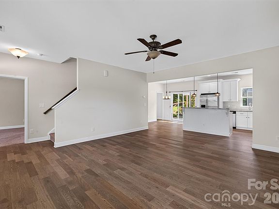 4th image of 990 Russell Ridge Dr
