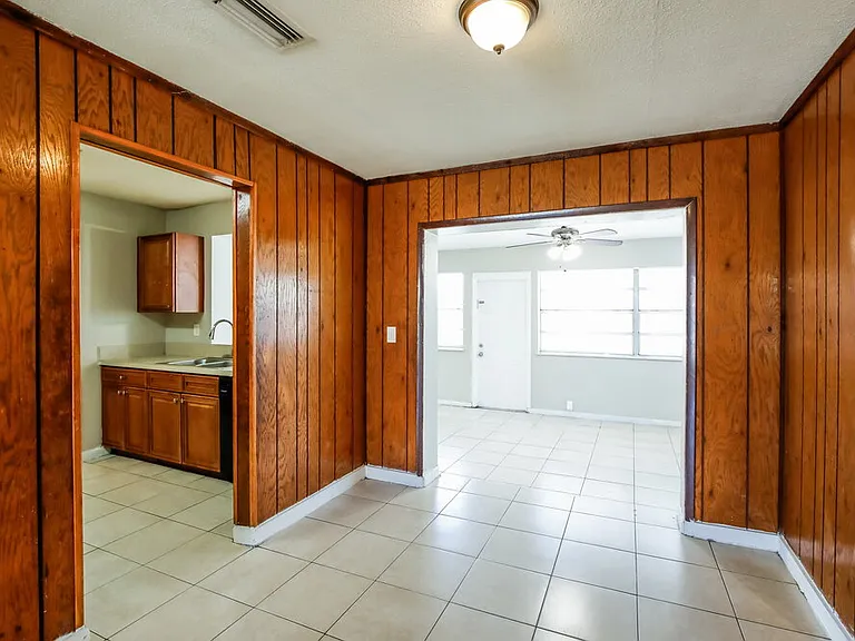 841 NE 51st Ct — Photo 5