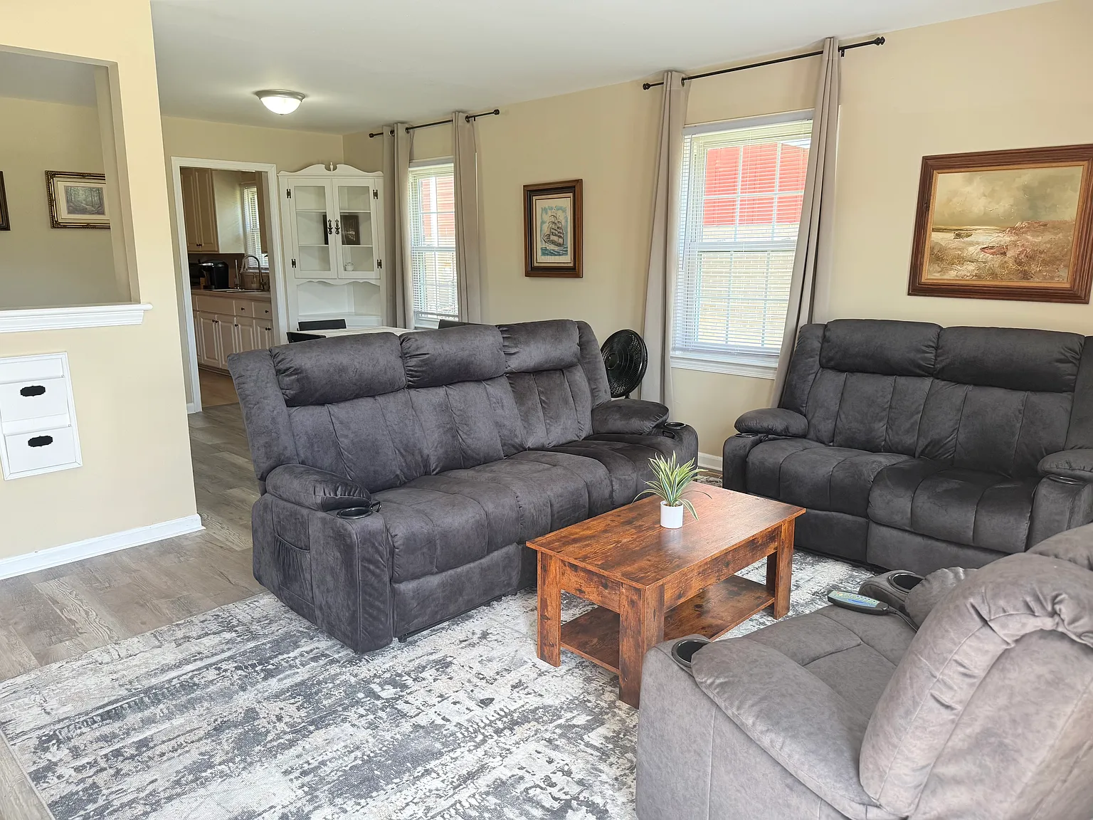 6 bed, 3.5 bath, 2600 sqft, $895 — Photo 3