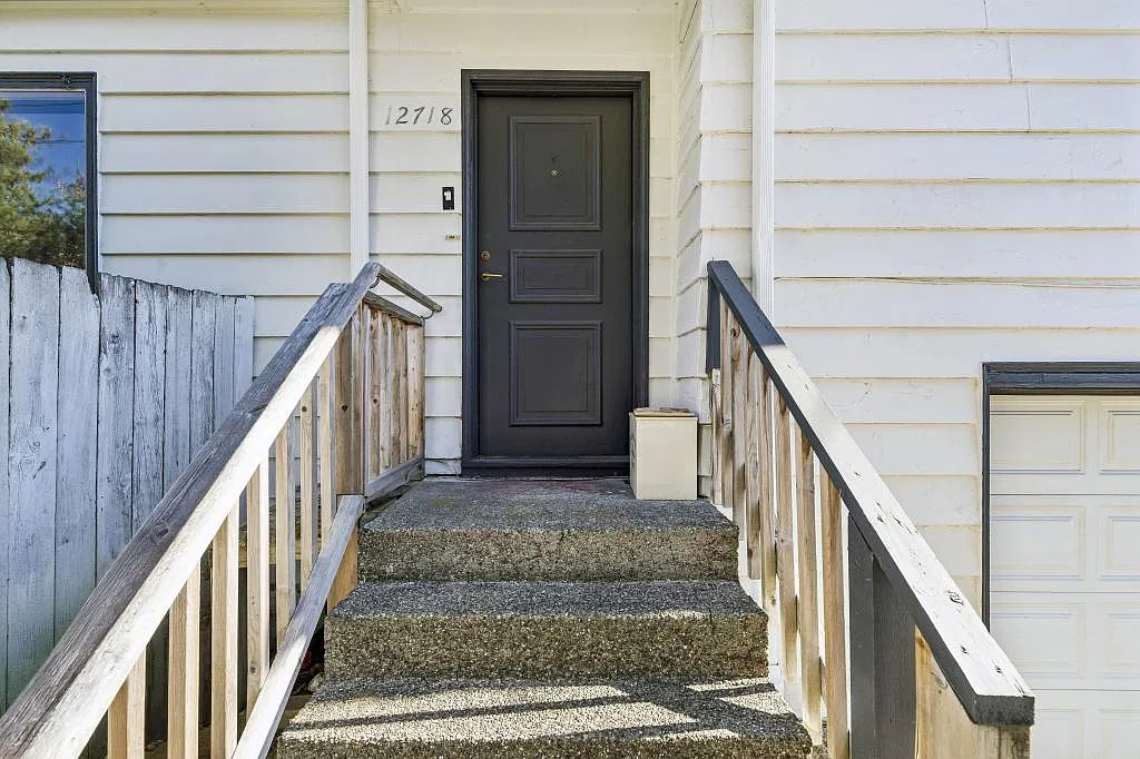 12718 5th Ave. NE - 3 bedrooms — Photo 2
