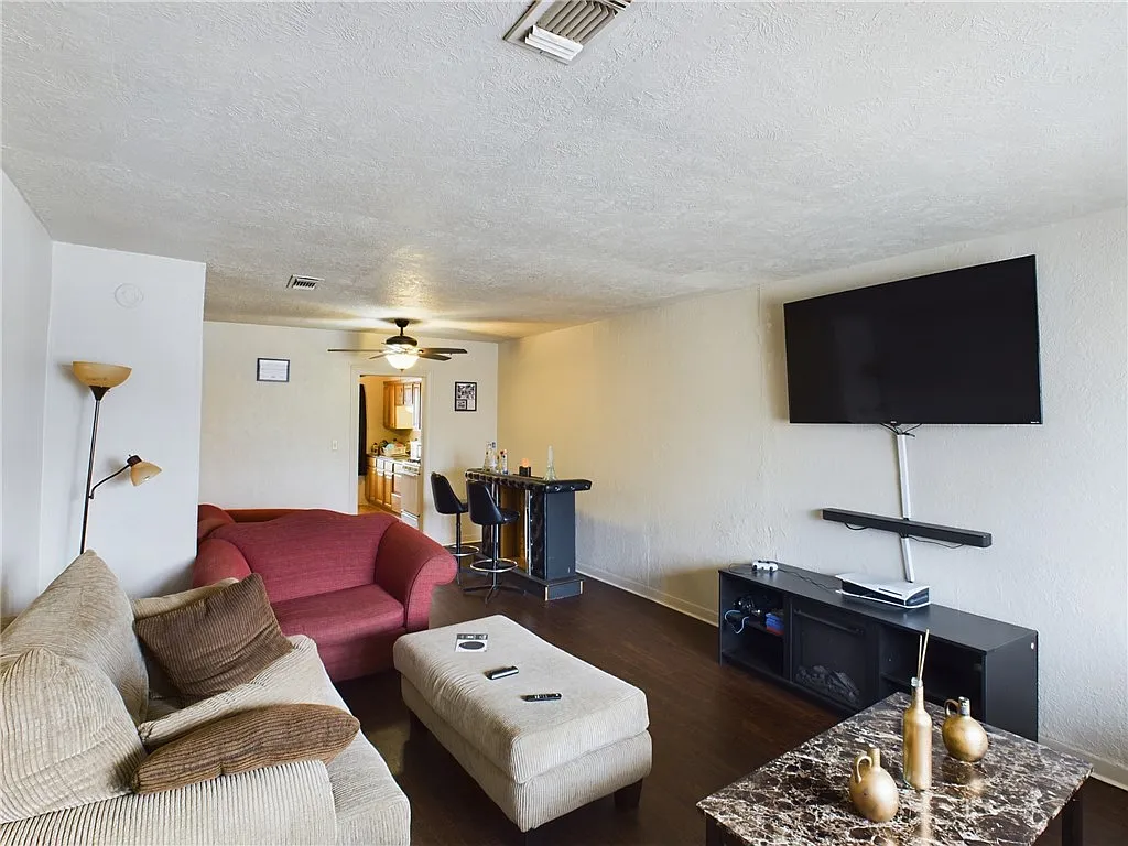 2 bed, 1132 sqft, $900 — Photo 2