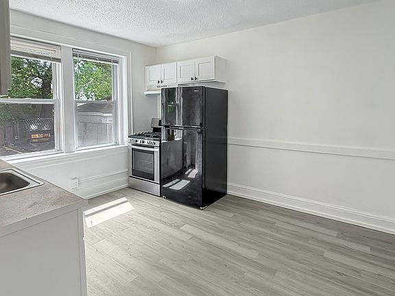3rd image of 20-22 Lincoln St #15
