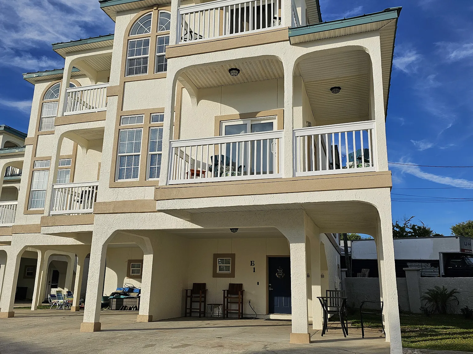 2 bed, 1800 sqft, $2,200 — Photo 1