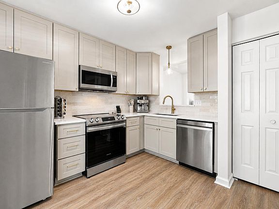 5th image of 408 Galashiels Pl