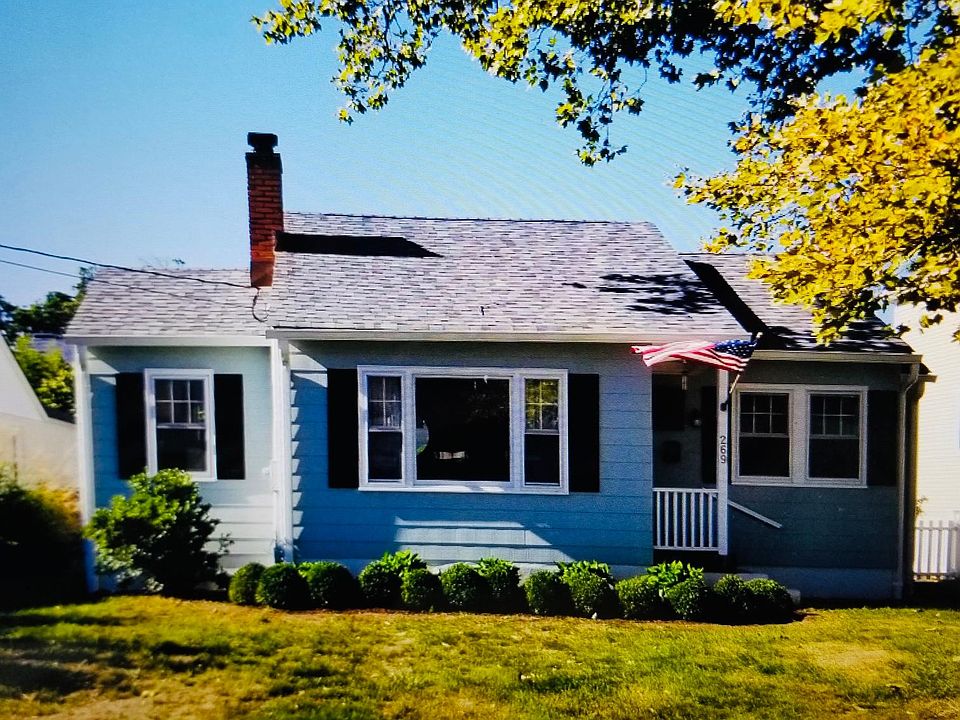 Charming annual rental in beautiful Manasquan. Great location...easy access to beach and town!