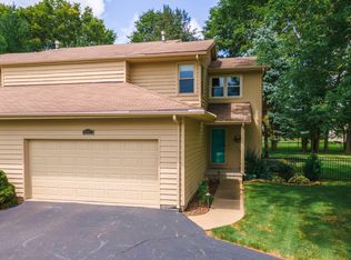 8662 Oakmont Rd, Bloomington, IL 61705