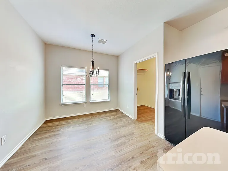 1525 Trent Dr — Photo 6