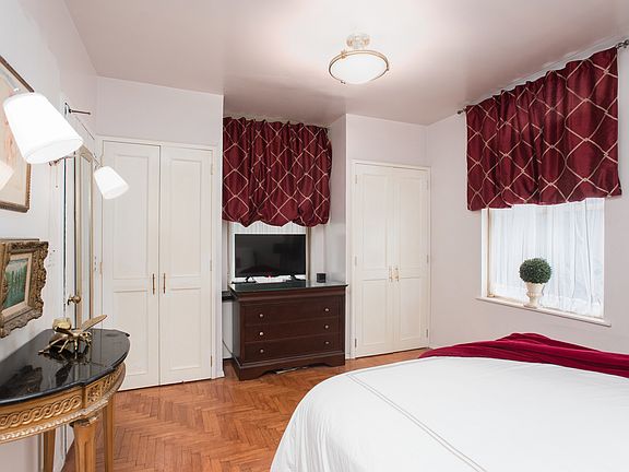 4th image of 100 Central Park S APT 12F