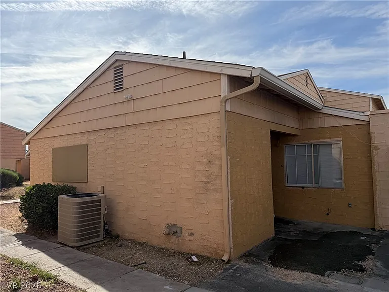 5206 Golden Ln #B — Photo 1