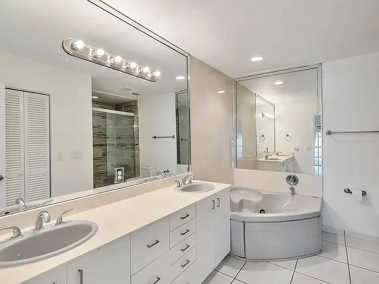 9720 Carousel Cir S — Photo 11