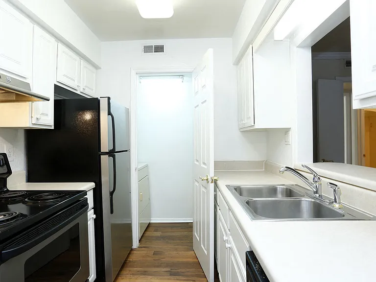 Huntington Apartments — Photo 8