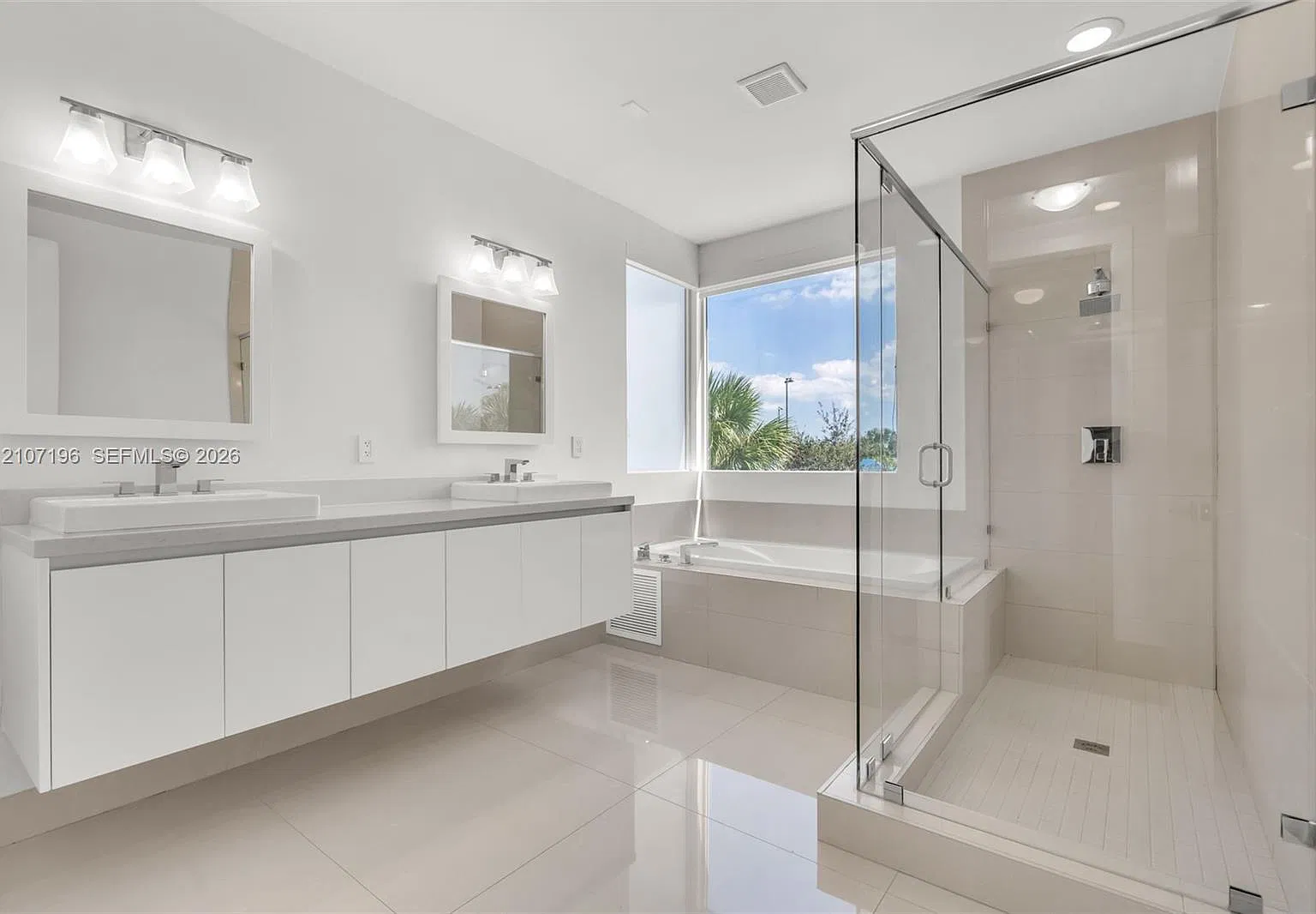 5 bed, 5.0 bath, 3624 sqft, $8,300 — Photo 2