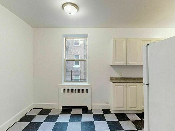2nd image of 41 Kew Gardens Rd APT 2C
