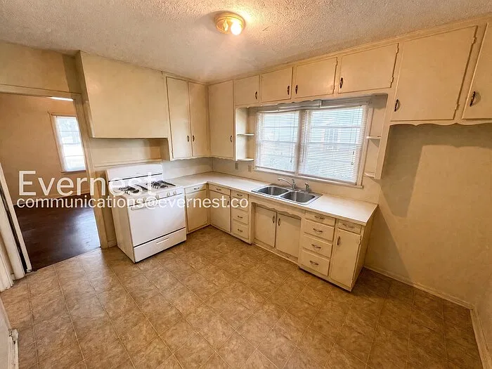 3 bed, 1.0 bath, 1134 sqft, $1,085 — Photo 2