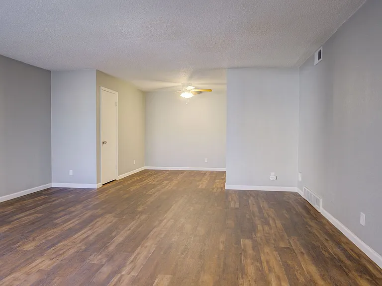 Wornall Place Apartments — Photo 6