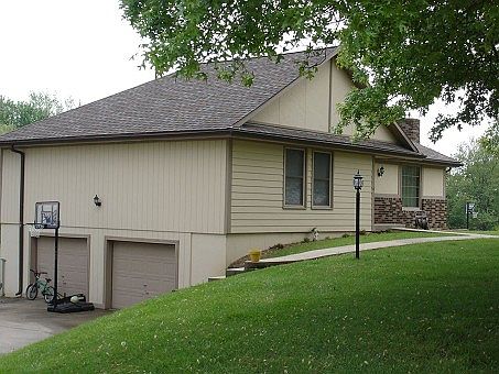2nd image of 1304 Holiday Dr
