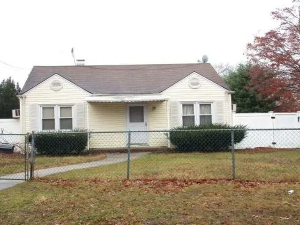20 Carlls Path, North Babylon, NY 11703