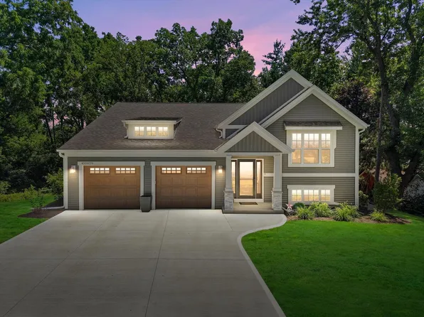 W242N6316 Oak DRIVE, Sussex, WI 53089