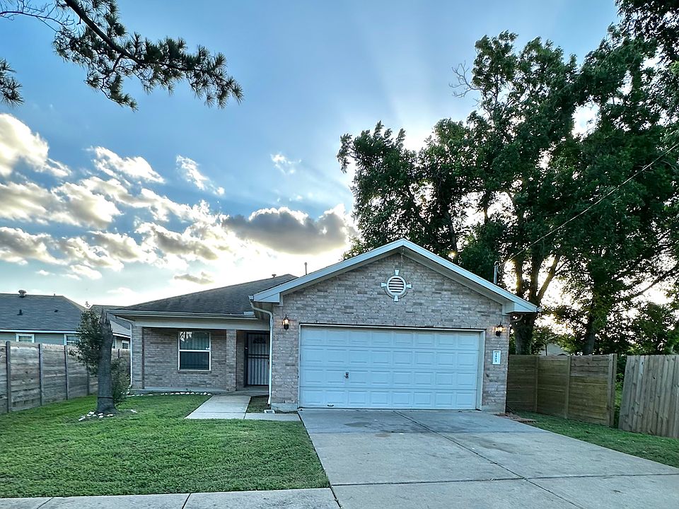 Front of the house with a spacious driveway.