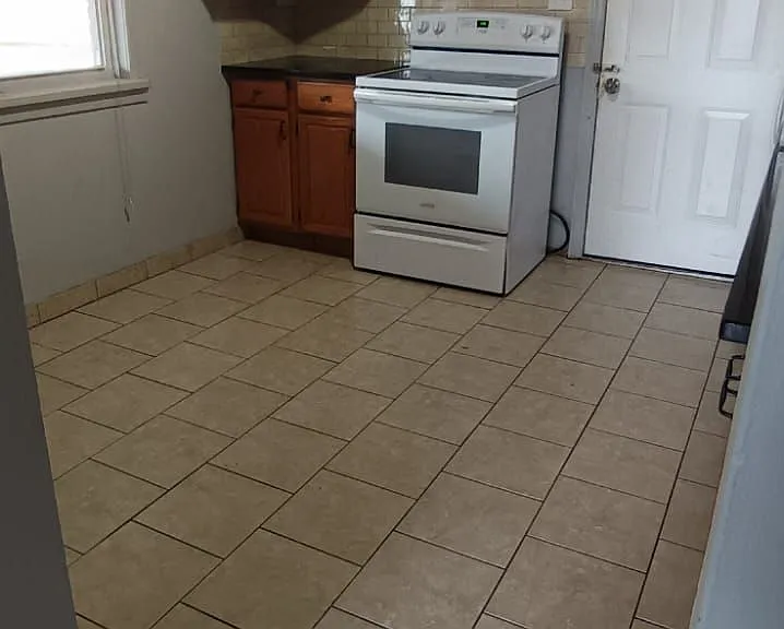 1240 Niagara St — Photo 3