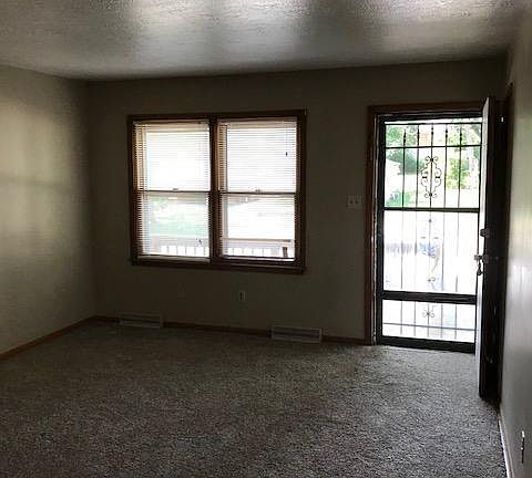 LIVING ROOM - LOOKING BACK AT DOOR