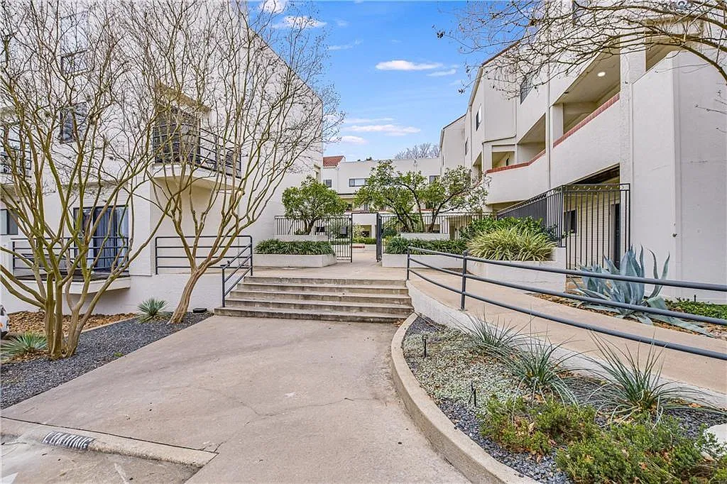 2 bed, 2.5 bath, 1026 sqft, $1,800 — Photo 3