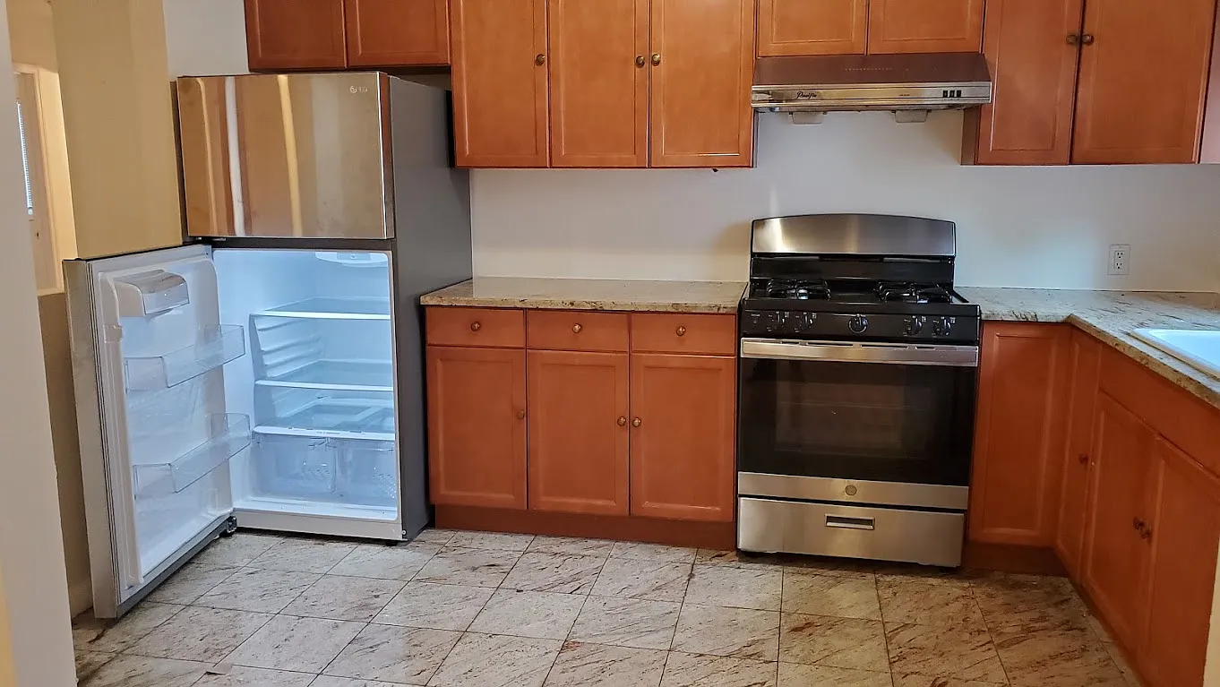 3 bed, 1200 sqft, $3,200 — Photo 2