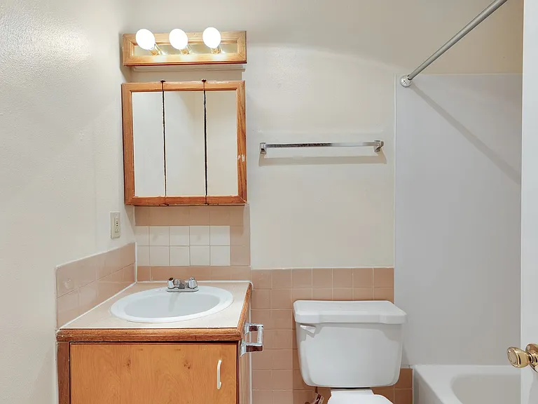 Abbottsford Apartments — Photo 97
