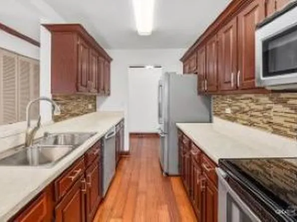 907 Curtiss St APT 101, Downers Grove, IL 60515