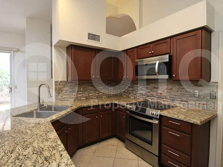 315 W Marconi Ave — Photo 5